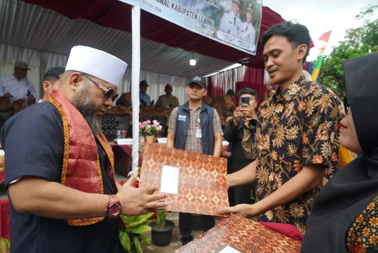 Gubernur Bengkulu Helmi Hasan berdialog dengan penambang emas tradisional di Kabupaten Lebong terkait izin tambang rakyat