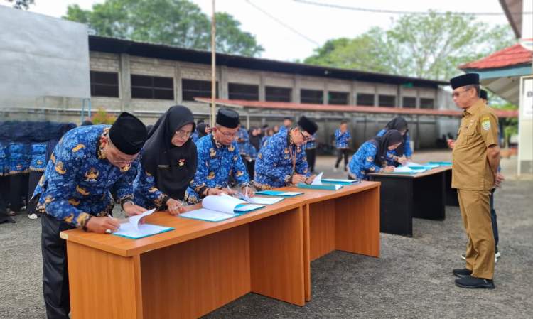 Asisten III Setda Provinsi Bengkulu Nandar Munadi memberikan arahan pada penandatanganan Perjanjian Kerja Inspektorat Provinsi Bengkulu