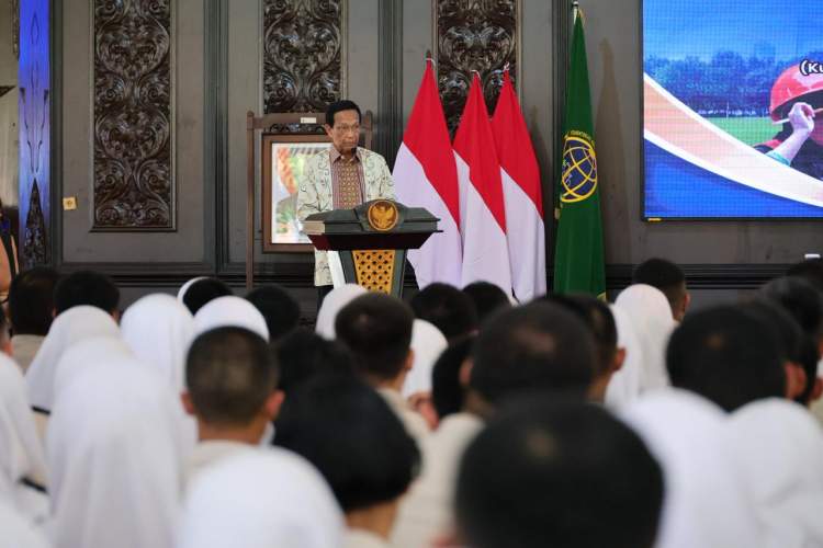 Sri Sultan Hamengku Buwono X menghadiri pelepasan Taruna STPN KKNP-PTLP di Pendopo STPN Sleman bersama pejabat ATR/BPN.