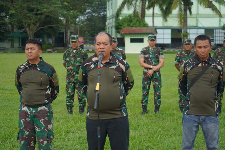 Bupati Asahan Taufik Zainal Abidin menguji drone pertanian di lahan padi gogo Kodim 0208/AS untuk mendukung ketahanan pangan.