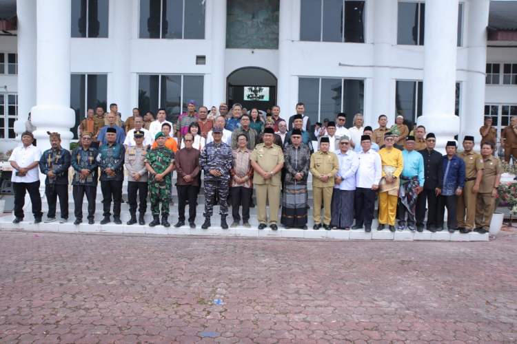 Bupati Asahan bersama Danlanal dan Forkopimda melepas truk bantuan untuk korban banjir dan longsor di Sumatera Utara, Aceh, dan Sumatera Barat.