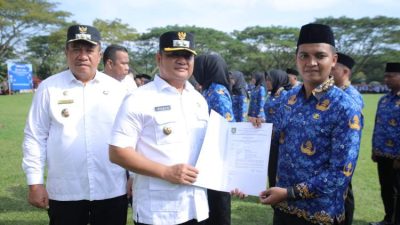 Bupati Asahan menyerahkan petikan keputusan kepada PPPK Paruh Waktu di Alun-Alun Kota Kisaran tahun 2026.