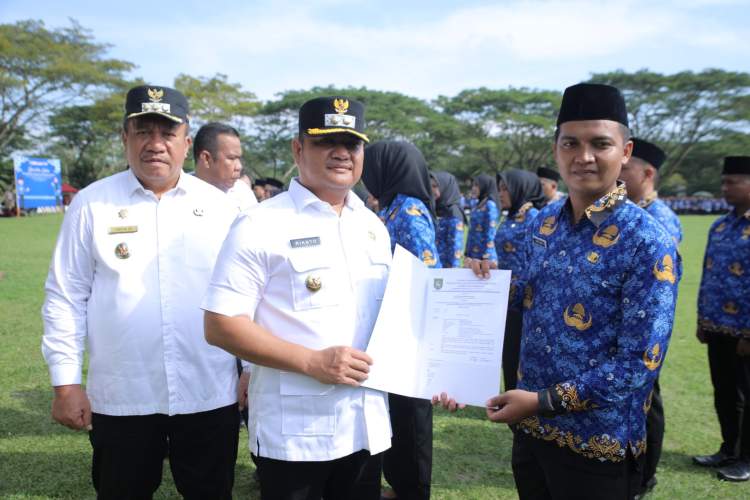 Bupati Asahan menyerahkan petikan keputusan kepada PPPK Paruh Waktu di Alun-Alun Kota Kisaran tahun 2026.