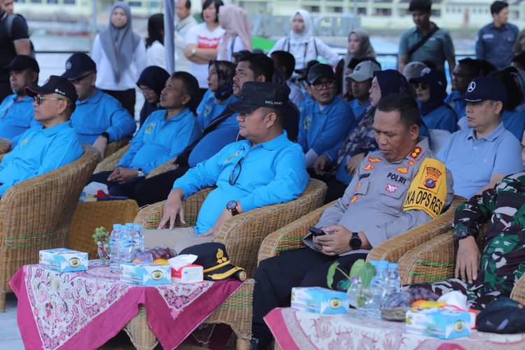Wakil Gubernur Sumatera Utara memimpin aksi bersih massal pencanangan Gerakan Indonesia ASRI di Pantai Bebas Parapat Danau Toba.