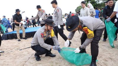 Satgas ASRI Polri membersihkan lingkungan kerja dan menanam pohon sesuai arahan Presiden untuk hidup sehat dan ramah lingkungan.