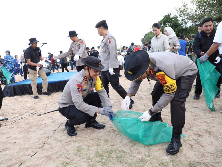 Satgas ASRI Polri membersihkan lingkungan kerja dan menanam pohon sesuai arahan Presiden untuk hidup sehat dan ramah lingkungan.