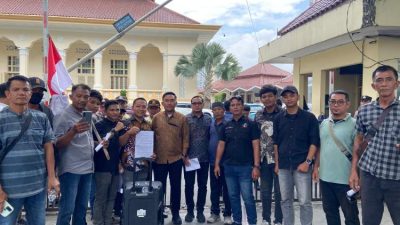 Mahasiswa dan masyarakat Asahan berunjuk rasa di depan Kantor PTPN IV Regional II Medan menuntut evaluasi manajemen Kebun Sei Kopas.