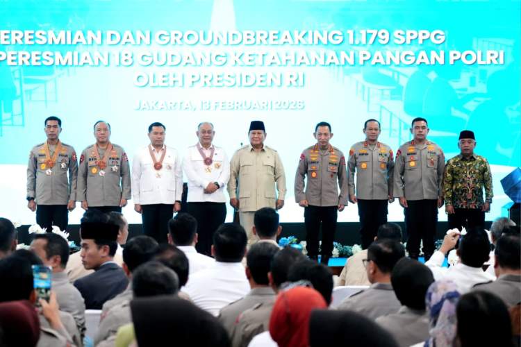 Presiden Prabowo Subianto menyerahkan tanda kehormatan Bintang Jasa kepada pejabat Polri dalam acara peresmian program MBG di Jakarta.