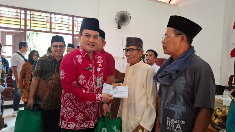 Penyerahan santunan oleh Pemprov Bengkulu dan Baznas kepada lansia penghuni Panti Sosial Tresna Werdha, Kota Bengkulu.
