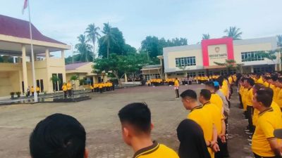 Karorena Polda Bengkulu, Mohammad Fithrah Saleh, memimpin apel olahraga pagi bersama personel di Lapangan Anton Soejarwo.