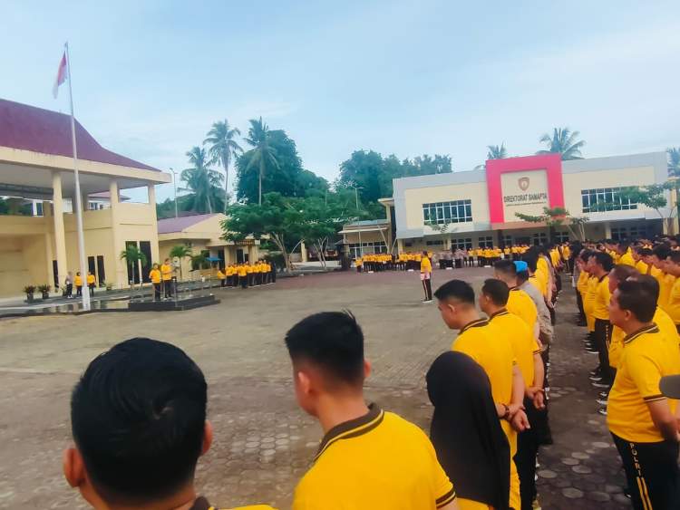 Karorena Polda Bengkulu, Mohammad Fithrah Saleh, memimpin apel olahraga pagi bersama personel di Lapangan Anton Soejarwo.