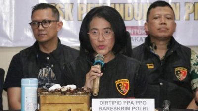 Penyidik Bareskrim Polri memeriksa dokumen terkait dugaan pemalsuan akta autentik dan keterangan palsu KTP di Jakarta