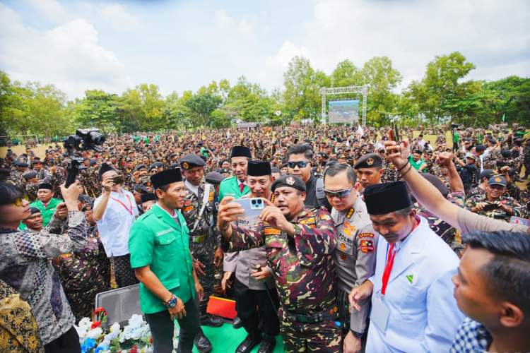 Kapolri Jenderal Listyo Sigit Prabowo memberikan pengarahan kepada anggota GP Ansor dan Banser saat latihan instruktur di Bantul Yogyakarta
