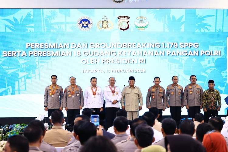 Presiden Prabowo memberikan Bintang Jasa kepada penerima MBG Polri