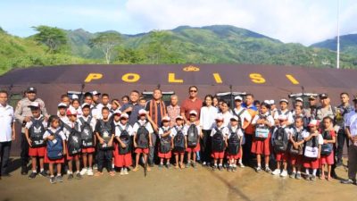 Wakapolda NTT meninjau tenda darurat yang dijadikan ruang kelas sementara di SMP Negeri 48 Sa Ate Gaikiu, Kabupaten Sikka.