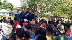 Ratusan warga Desa Taba Dipoa, Taba Kauk, dan Garut menggelar aksi menolak pembangunan Koperasi Desa Merah Putih di Lebong.