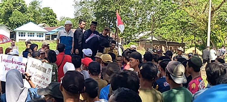 Ratusan warga Desa Taba Dipoa, Taba Kauk, dan Garut menggelar aksi menolak pembangunan Koperasi Desa Merah Putih di Lebong.