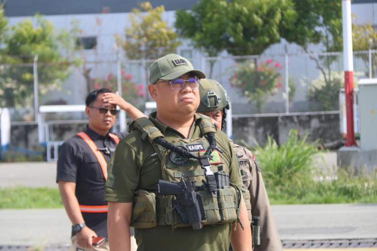 Aparat keamanan berjaga di lokasi penikaman penjual pinang di Ruko Blok A Dekai, Yahukimo.