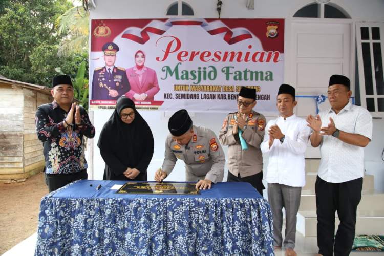 Kapolda Bengkulu menandatangani prasasti peresmian Masjid Fatma di Desa Semidang Bengkulu Tengah.
