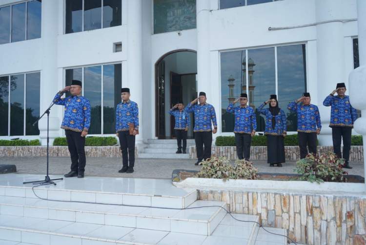 Wakil Bupati Asahan Rianto memimpin Apel Hari Kesadaran Nasional di halaman Kantor Bupati Asahan