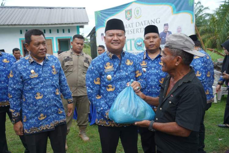 Wakil Bupati Asahan Rianto menyerahkan paket sembako kepada warga terdampak banjir di Desa Sei Dua Hulu