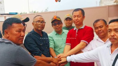 Personil Satpol PP Asahan mengawasi pembongkaran mandiri pagar Yayasan Maitreyawira di Kisaran