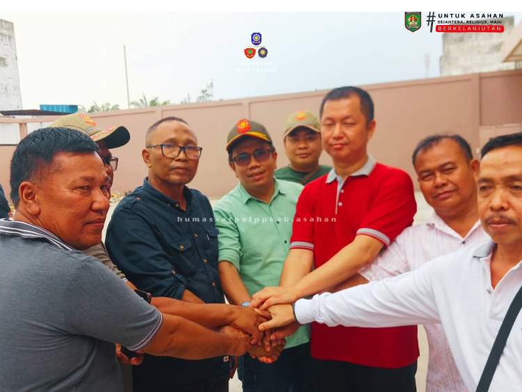 Personil Satpol PP Asahan mengawasi pembongkaran mandiri pagar Yayasan Maitreyawira di Kisaran