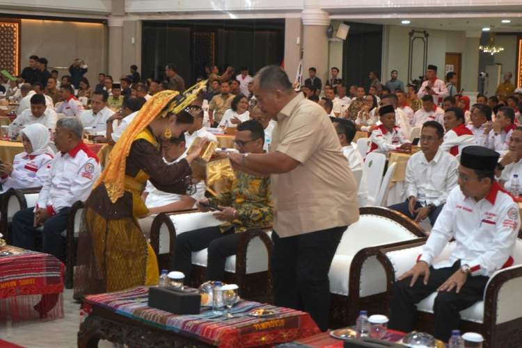 Bobby Nasution saat memberikan arahan pada pengukuhan pengurus Abpednas Sumut di Medan