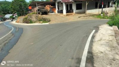 Warga melintas di Jalan Renajaya–Komering yang kini mulus dan aman dilalui di Bengkulu Tengah