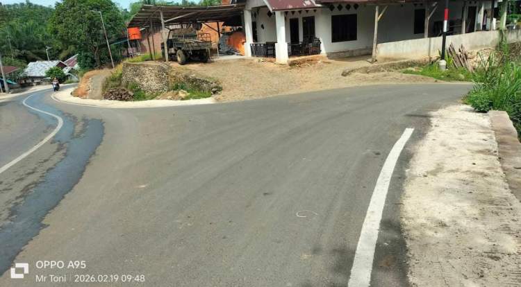 Warga melintas di Jalan Renajaya–Komering yang kini mulus dan aman dilalui di Bengkulu Tengah