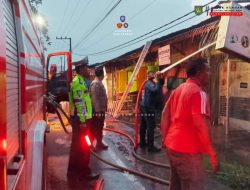 Respon Cepat Damkar Asahan: Kebakaran 5 Unit Toko di Pulau Rakyat Pekan Berhasil Dipadamkan