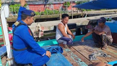 Personel Ditpolairud Polda Bengkulu memberikan imbauan keselamatan kepada nelayan saat patroli di Pantai Panjang.