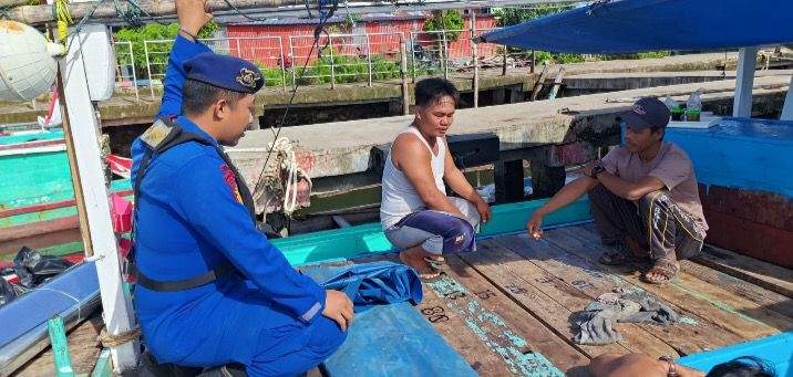 Personel Ditpolairud Polda Bengkulu memberikan imbauan keselamatan kepada nelayan saat patroli di Pantai Panjang.