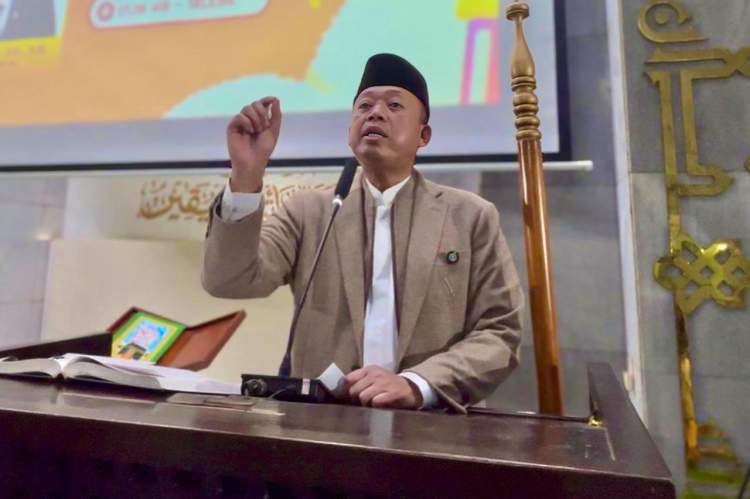 Menteri ATR Nusron Wahid menyampaikan kajian tarawih tentang sanad keilmuan dan etika kepemimpinan di Masjid UI Depok