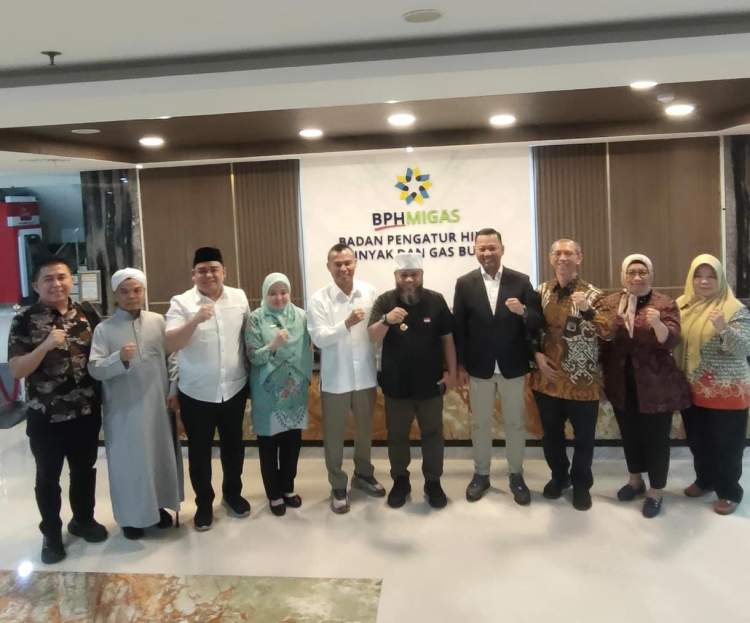 Gubernur Bengkulu Helmi Hasan memberikan keterangan pers usai audiensi dengan BPH Migas terkait kuota BBM Bengkulu 2026 di Jakarta.