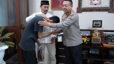 Mahasiswa berunjuk rasa di depan Mapolda DIY Yogyakarta dengan pengamanan aparat kepolisian