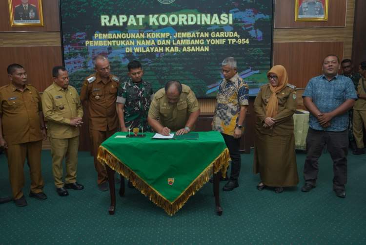 Bupati Asahan dan Dandim 0208 Asahan menghadiri rapat pembentukan Yonif TP-954 Naga Berkisar di Aula Makodim