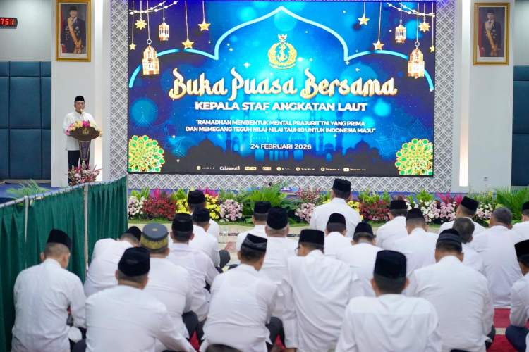 Menteri Nusron Wahid memberikan tausiah saat Buka Puasa Bersama Kepala Staf Angkatan Laut di Wisma Elang Laut, Jakarta