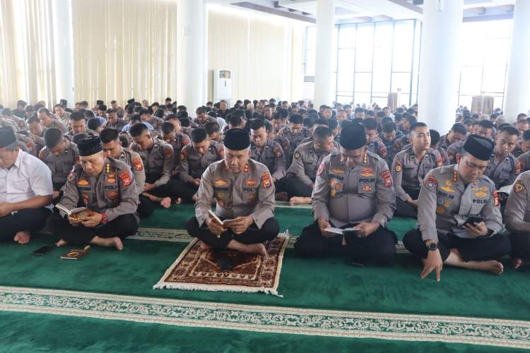 Kapolda Bengkulu Irjen Pol Mardiyono menghadiri kegiatan Binrohtal lintas agama bersama personel Polda Bengkulu di Mapolda.