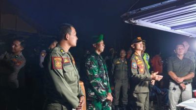 Petugas Polres Bengkulu Selatan dan Satpol PP melakukan razia knalpot brong dan miras saat patroli malam Ramadan.
