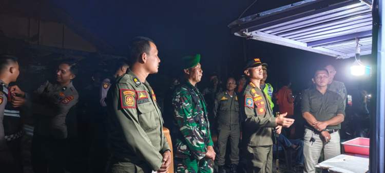 Petugas Polres Bengkulu Selatan dan Satpol PP melakukan razia knalpot brong dan miras saat patroli malam Ramadan.