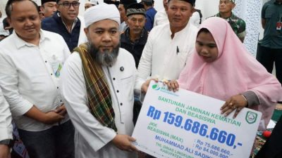 Gubernur Helmi Hasan menyerahkan bantuan untuk warga Desa Tangsi Baru, Kabupaten Kepahiang