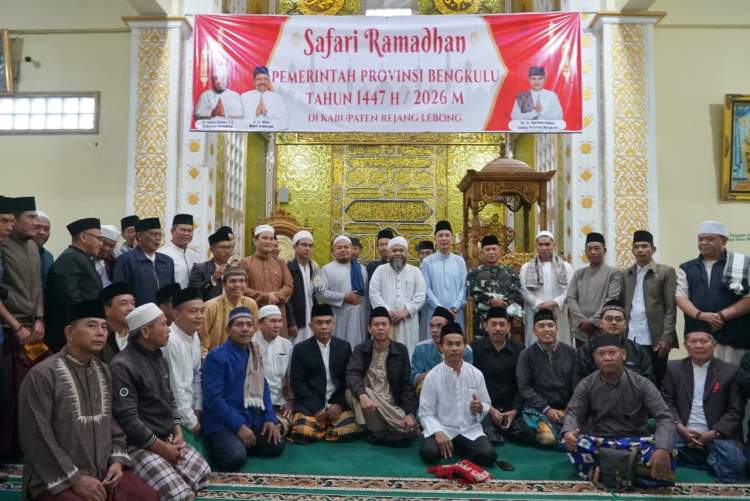 Gubernur Helmi Hasan menyapa warga saat Safari Subuh di Masjid Baiturrahman, Selupu Rejang