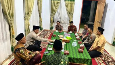 Kapolres Bengkulu Selatan AKBP Awilzan berdiskusi dengan tokoh agama saat silaturahmi di Pasar Manna.