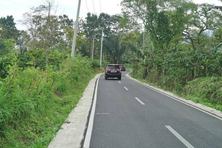 Gubernur Helmi Hasan meninjau pembangunan jalan mulus di Rejang Lebong