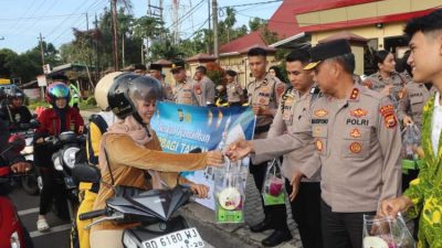Kapolda Bengkulu Irjen Pol Mardiyono membagikan takjil kepada warga saat buka puasa bersama OKP dan mahasiswa di depan Mako Polda Bengkulu.