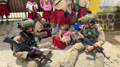 Personel Satgas Operasi Damai Cartenz 2026 berdialog dengan warga saat patroli dialogis di Kabupaten Paniai, Papua Tengah.