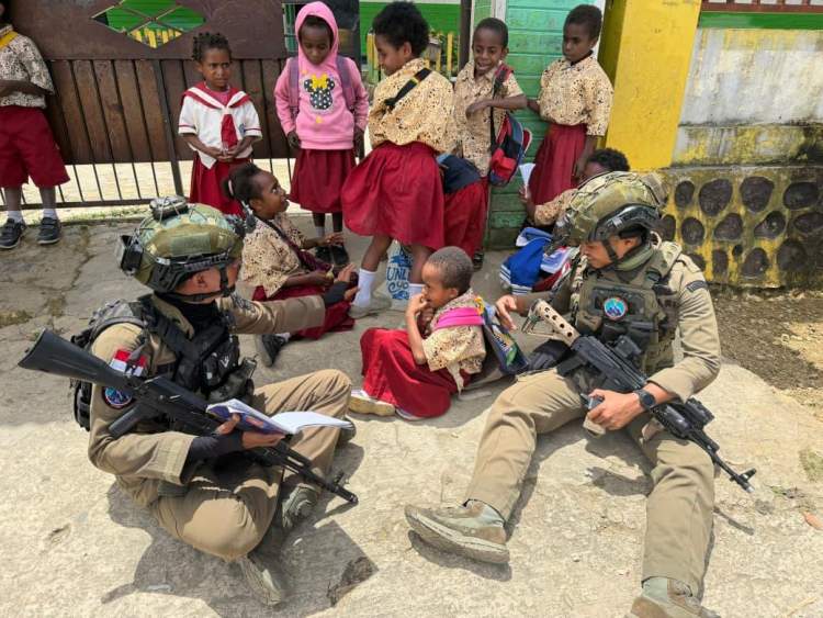 Personel Satgas Operasi Damai Cartenz 2026 berdialog dengan warga saat patroli dialogis di Kabupaten Paniai, Papua Tengah.