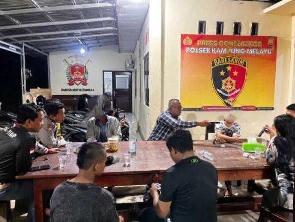 Warga mengamankan pria diduga tidak membayar wanita penghibur usai memesan melalui aplikasi MiChat di Kampung Melayu Bengkulu