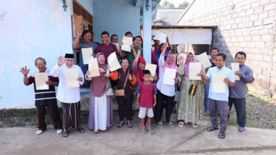 Petugas Kantor Pertanahan melayani pengurusan alih waris sertipikat tanah